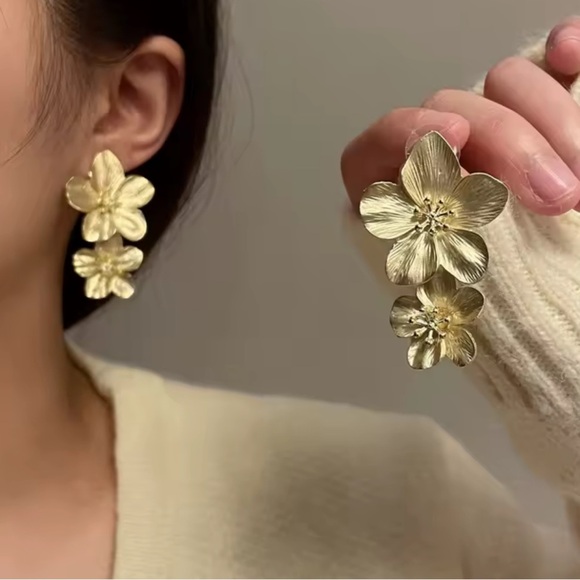 Zara Jewelry - ZARA Super Silver Floral earrings